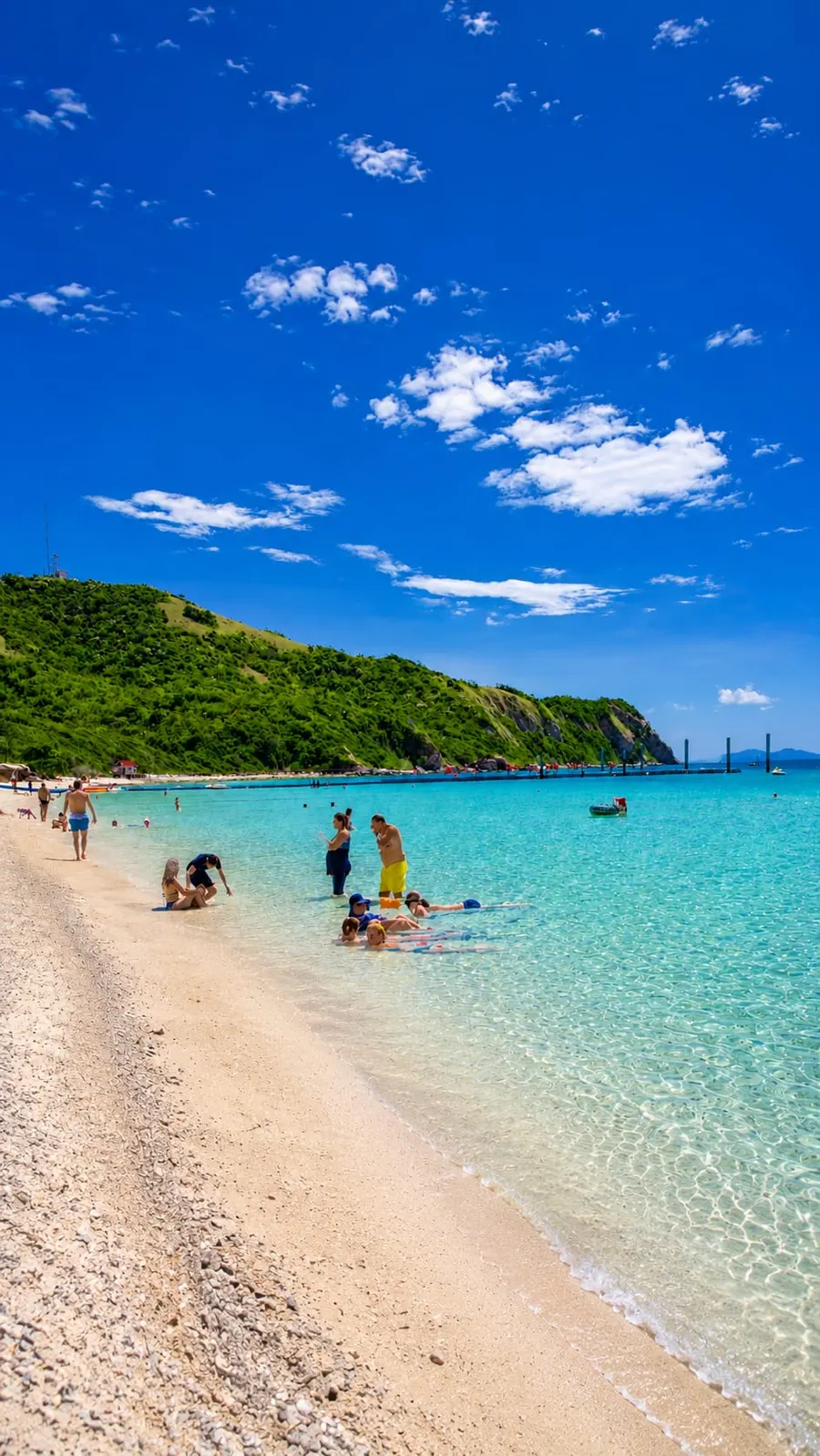 Playa de arena clara y aguas turquesas en la isla de Koh Larn