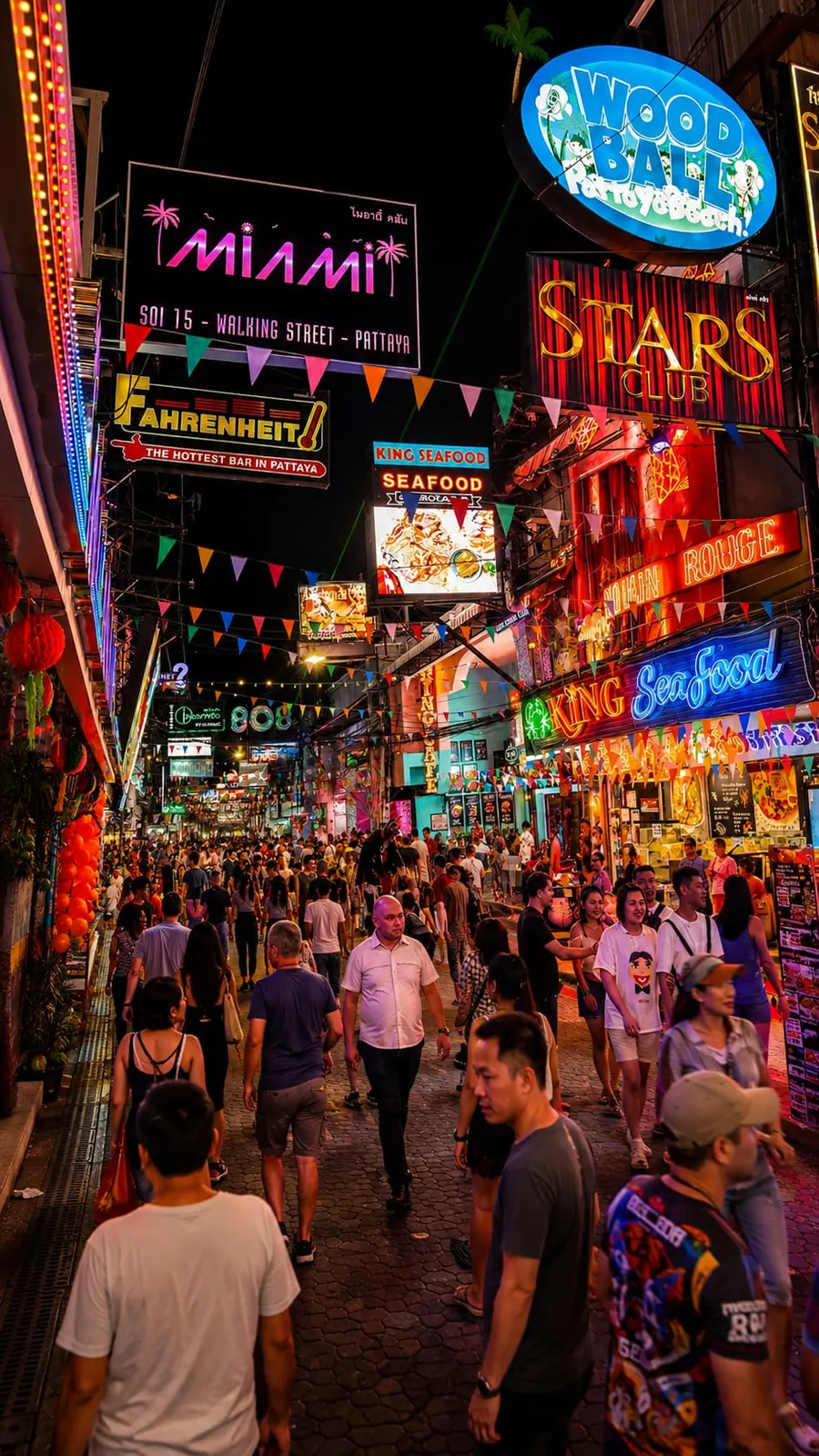 Walking Street de Pattaya iluminada y llena de ambiente nocturno